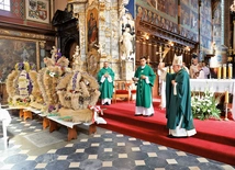 Przed ołtarzem ustawione były wieńce poszczególnych gmin.