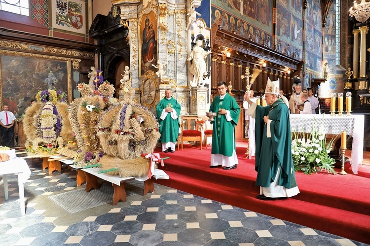 Przed ołtarzem ustawione były wieńce poszczególnych gmin.