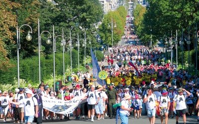 	Dwa tysiące pielgrzymów duchowych przybyło ostatniego dnia wędrówki, aby z innymi grupami wejść do kaplicy Cudownego Obrazu.