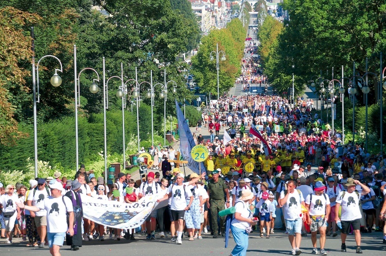 	Dwa tysiące pielgrzymów duchowych przybyło ostatniego dnia wędrówki, aby z innymi grupami wejść do kaplicy Cudownego Obrazu.