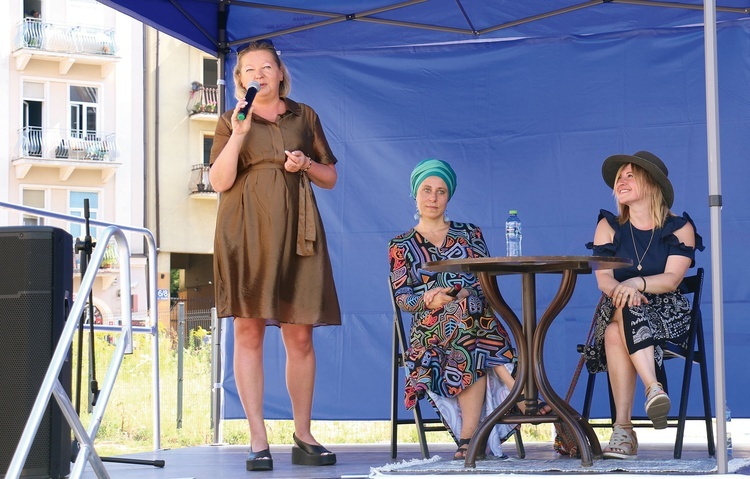 	Wydarzenie otworzyła Justyna Górska-Streicher, obok Miriam Synger (w środku) i Anna Humeniuk.