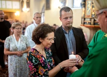 Na koniec Eucharystii biskup świdnicki wręczył małżeństwom odpowiedzialnym świece.