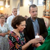 Na koniec Eucharystii biskup świdnicki wręczył małżeństwom odpowiedzialnym świece.