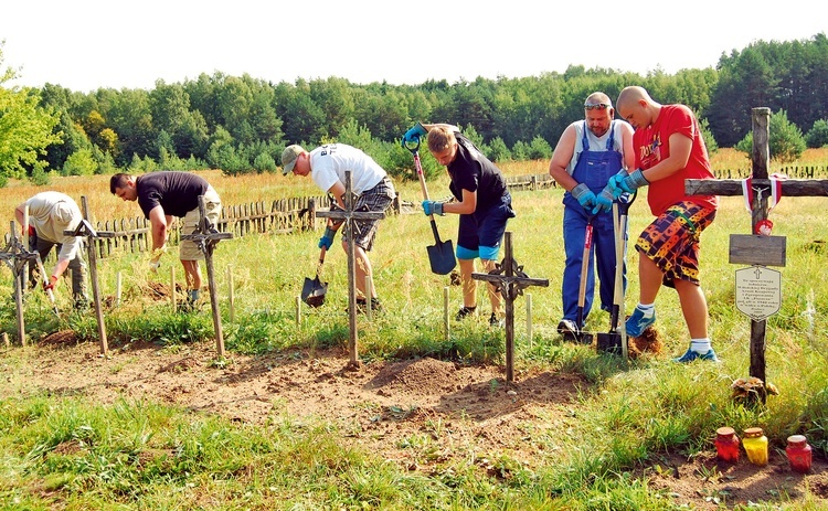 Prace renowacyjne i porządkowe na cmentarzach są nie do przecenienia.