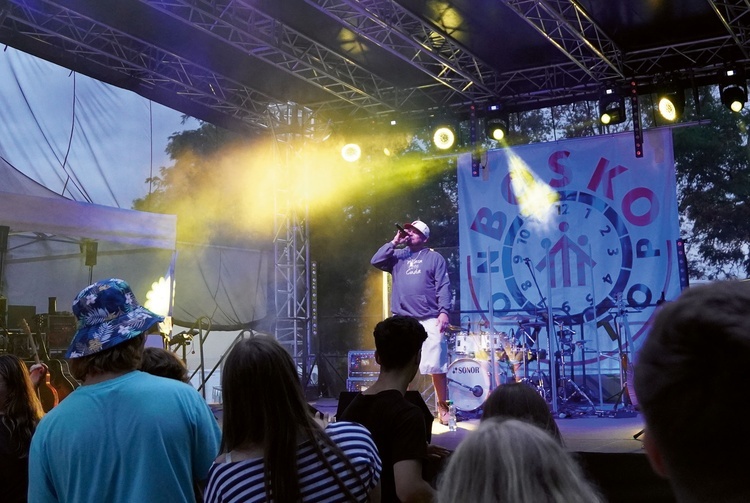 Koncert Tau na scenie przy Ośrodku Szkolno-Wychowawczym w Środzie Śląskiej.