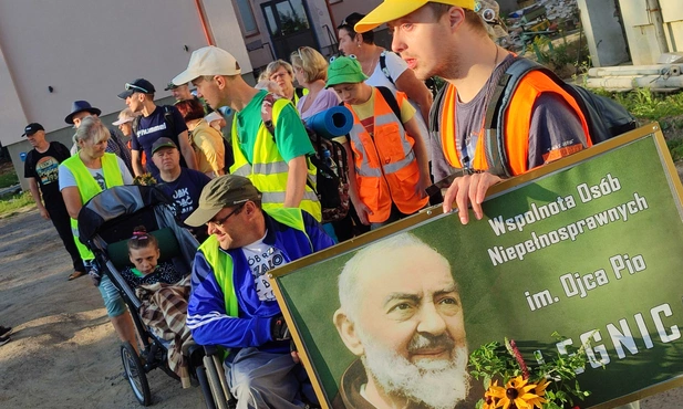 Poszli pieszo i jechali na wózkach 