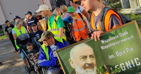 Poszli pieszo i jechali na wózkach 