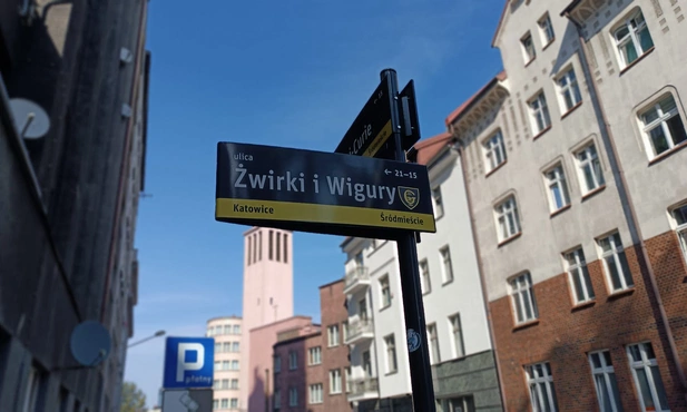 Katowice. Wlepeki z logiem GKS praktycznie na każdej tabliczce w mieście 