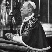 Pius XII modli się w Watykanie. Zdjęcie z 1940 roku.