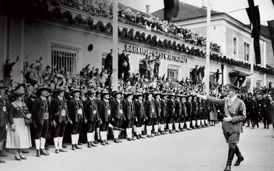 Anschluss Austrii, 12 marca 1938 roku. Zmierzającego do Wiednia Adolfa Hitlera wita warta honorowa na dworcu w Innsbrucku.