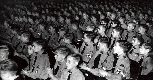 W Hitlerjugend bierzmowanie zastąpiono przysięgą wierności führerowi, a dzieci uczono „modlitwy” do Hitlera