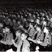 W Hitlerjugend bierzmowanie zastąpiono przysięgą wierności führerowi, a dzieci uczono „modlitwy” do Hitlera