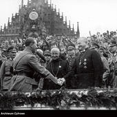 Adolf Hitler na wiecu NSDAP 6 września 1934 r. w Norymberdze wita wspierających nazizm duchownych. To ewangelicki biskup Ludwig Müller oraz benedyktyński opat Albanus Schachleitner (w okularach), na którego Kościół katolicki nałożył karę suspensy (zawieszenia w czynnościach kapłańskich).