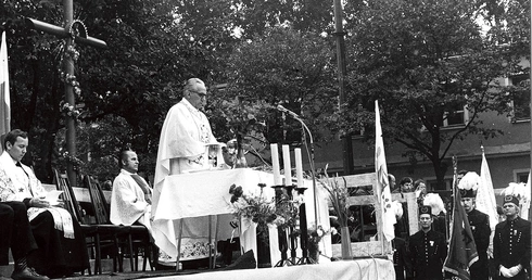 Ks. Hilary Jastak w czasie Mszy św., odprawianej dla gdyńskich  stoczniowców.