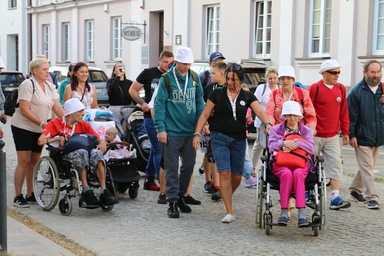 Płock. Wyjście pielgrzymki do Skępego