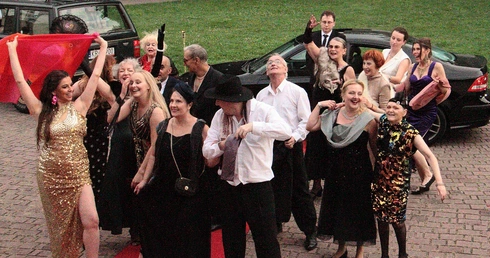 Bal w operze, czyli historia o tym, jak niewidomi i niedowidzący aktorzy z teatru ITAN pracują nad kolejnym filmem