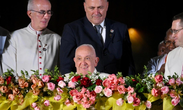 Franciszek przybywający na spotkanie z duchowieństwem