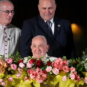 Franciszek przybywający na spotkanie z duchowieństwem