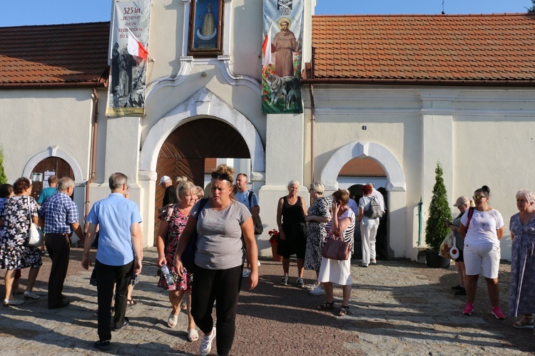 Skępe. Wejście pielgrzymek