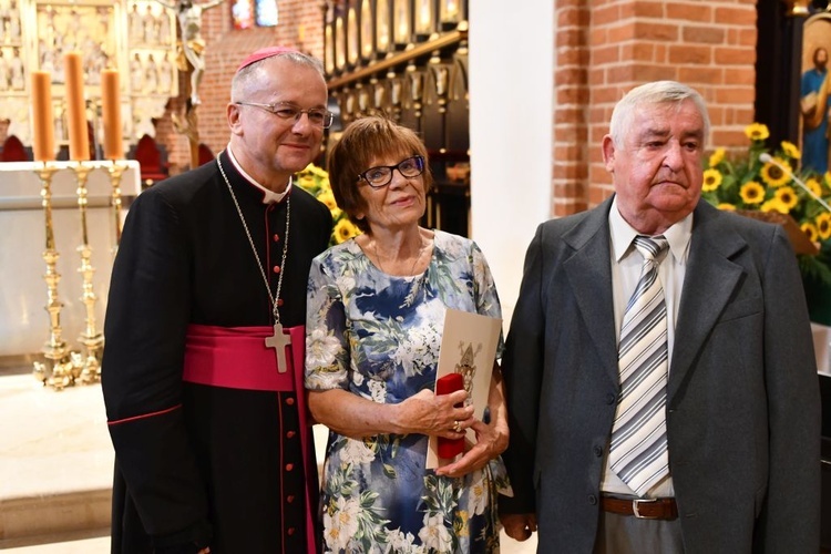 Biskup wręczył świeckim odznaczenia Zasłużony dla Diecezji Zielonogórsko-Gorzowskiej