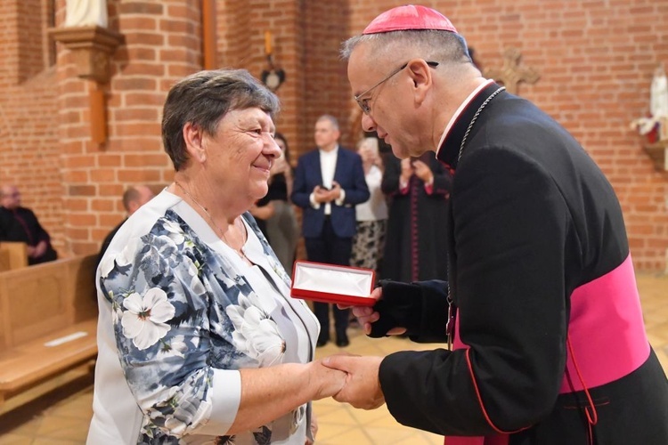 Biskup wręczył świeckim odznaczenia Zasłużony dla Diecezji Zielonogórsko-Gorzowskiej