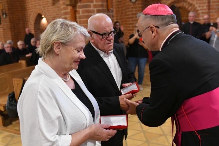 Biskup wręczył świeckim odznaczenia Zasłużony dla Diecezji Zielonogórsko-Gorzowskiej