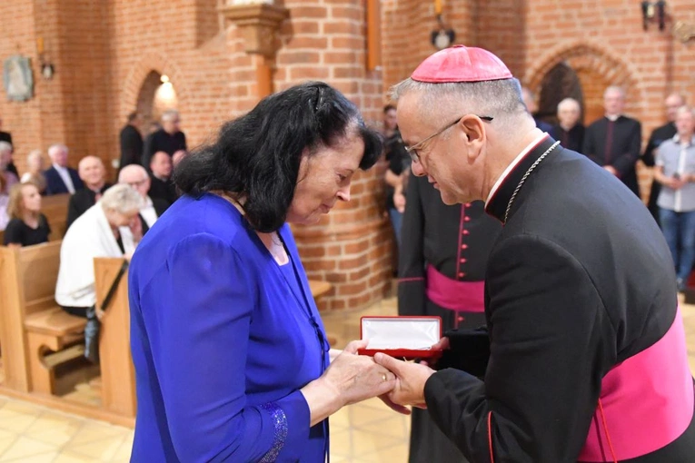 Biskup wręczył świeckim odznaczenia Zasłużony dla Diecezji Zielonogórsko-Gorzowskiej