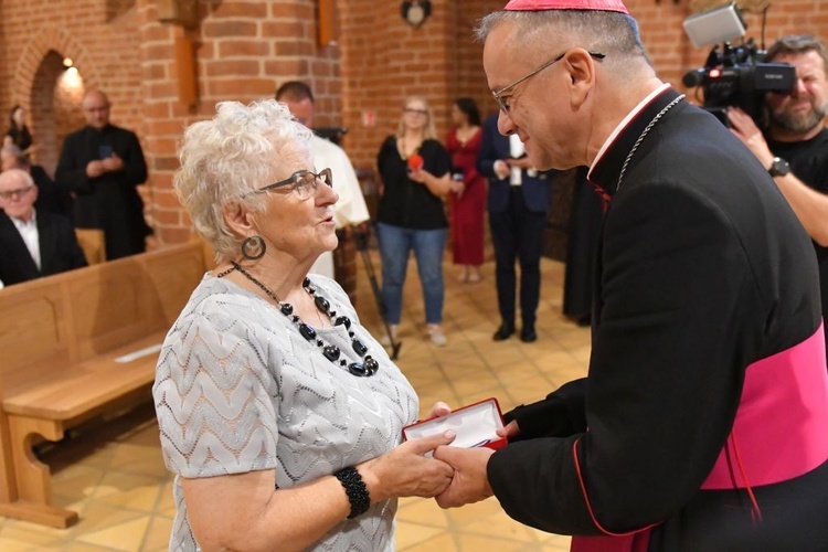 Biskup wręczył świeckim odznaczenia Zasłużony dla Diecezji Zielonogórsko-Gorzowskiej