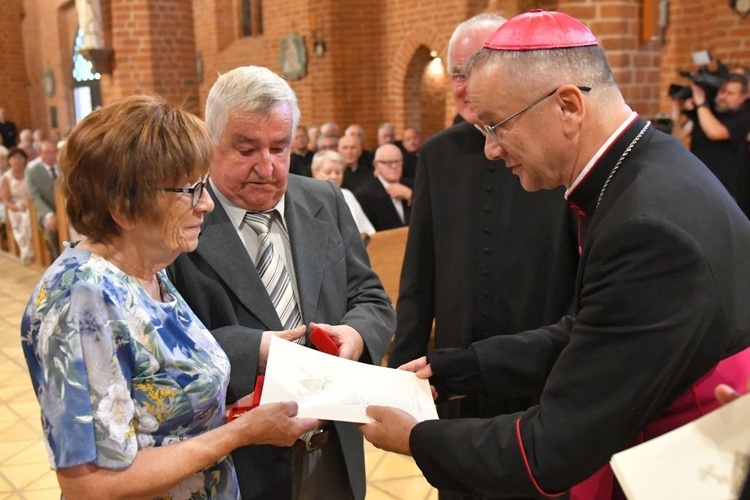 Biskup wręczył świeckim odznaczenia Zasłużony dla Diecezji Zielonogórsko-Gorzowskiej