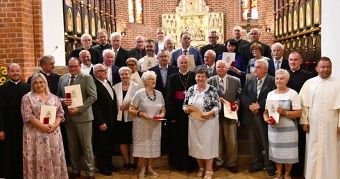 Biskup wręczył świeckim odznaczenia Zasłużony dla Diecezji Zielonogórsko-Gorzowskiej