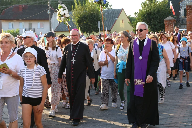 Wraz z pielgrzymami dotarł do sanktuarium biskup płocki Szymon Stułkowski.