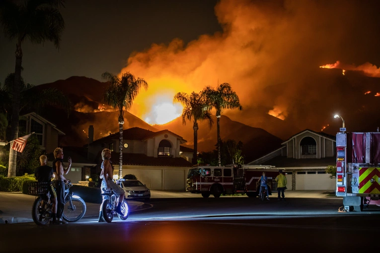 USA: Tysiące ludzi uciekają przed pożarami w Kalifornii i Nevadzie