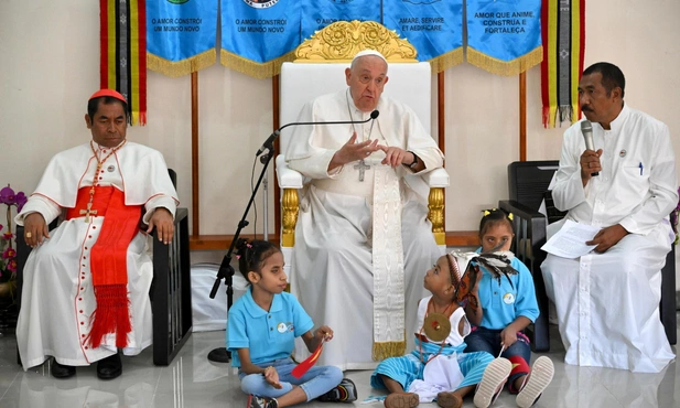 Franciszek z niepełnosprawnymi dziećmi