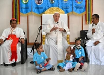 Franciszek z niepełnosprawnymi dziećmi