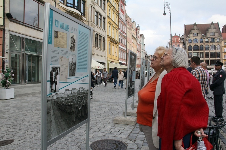 Wernisaż wystawy o mjr. Ryszardzie Małaszkiewiczu na wrocławskim rynku