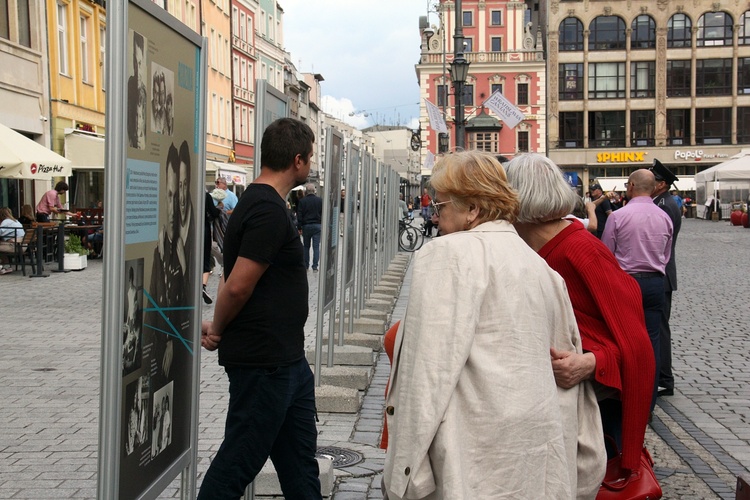 Wernisaż wystawy o mjr. Ryszardzie Małaszkiewiczu na wrocławskim rynku