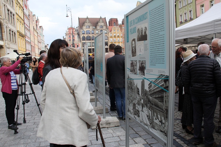 Wernisaż wystawy o mjr. Ryszardzie Małaszkiewiczu na wrocławskim rynku