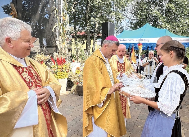 	Chleb i kołacz w procesji z darami przynieśli gospodarze dożynek: Joanna Mol i Grzegorz Antonik. 