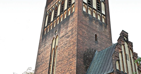 	Smukła wieża góruje  do dziś nad całą dzielnicą.