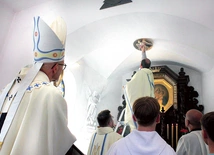	Umieszczenie rzeźby w rokitniańskiej kaplicy.