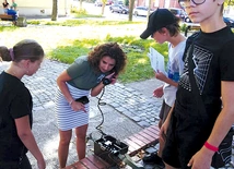 Próba nawiązania łączności przez telefon wojskowy nie należy do najłatwiejszych zadań. 