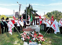 	Pod kamiennym znakiem upamiętnienia pojawiły się  pierwsze kwiaty.