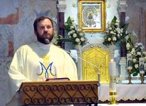 	Kapłan jest też kustoszem sanktuarium Matki Bożej Lubeckiej.