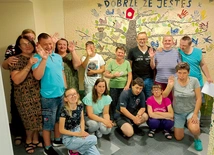 	Była rozmowa. Jest i rodzinne zdjęcie na tle nazwy stowarzyszenia.