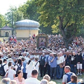 W czasie Drogi Krzyżowej mężczyźni zawsze niosą krzyż, a kobiety – kopię obrazu Matki Bożej Kalwaryjskiej.