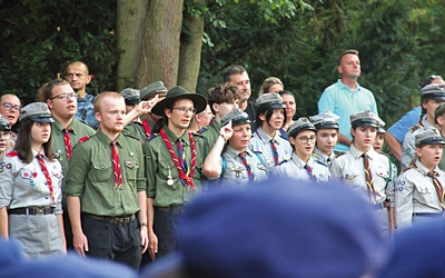 Pod wieżą spadochronową w Katowicach uczczono pamięć poległych w obronie miasta druhów.