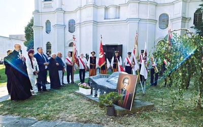 Przy kościele pijarów pod pomnikiem bł. Jerzego Popiełuszki złożono kwiaty.