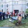 Przy kościele pijarów pod pomnikiem bł. Jerzego Popiełuszki złożono kwiaty.