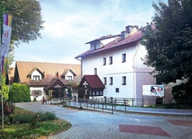 Opieką otacza się tu 83 pensjonariuszy.
