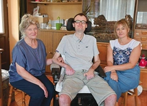 Jest niezwykle skromnym i bardzo pogodnym człowiekiem. Opieką i wsparciem otacza go mama, a w pracach stowarzyszenia pomaga pani Ewa.